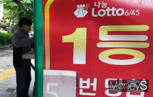 제1069회 로또복권 1등 당첨번호가 '1, 10, 18, 22, 28, 31'로 뽑혔다./사진=장동규 기자