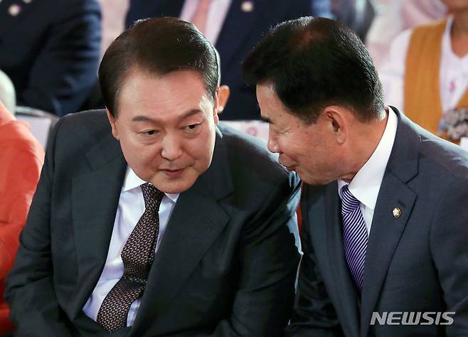 [서울=뉴시스] 홍효식 기자 = 윤석열 대통령이 27일 서울 종로구 조계사에서 열린 불기 2567년 '부처님오신날' 봉축법요식에서 김진표 국회의장과 대화하고 있다. 2023.05.27. yesphoto@newsis.com