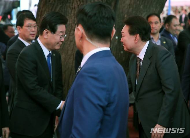 [서울=뉴시스] 홍효식 기자 = 윤석열 대통령이 27일 서울 종로구 조계사에서 열린 불기 2567년 '부처님오신날' 봉축법요식을 마친 뒤 이재명 더불어민주당 대표와 악수하고 있다. 2023.05.27. yesphoto@newsis.com
