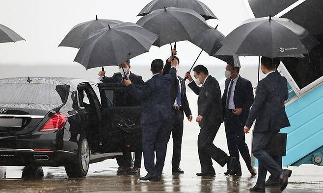 지난 2022년 8월 31일 윤석열 대통령이 제7차 비상경제민생회의 참석을 위해 김해국제공항에서 차량으로 이동하고 있는 모습. 대통령실 제공