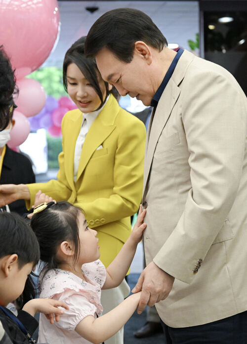 지난 5월 5일 윤석열 대통령과 김건희 여사가 청와대 연무관에서 어린이날 초청 행사를 하고 있는 모습. 대통령실 제공