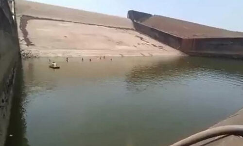 인도에서 지방정부 공무원이 휴대폰을 저수지에 빠뜨리자 댐 안의 물을 모두 빼내라고 지시했다는 사건을 영국 BBC에서 보도했다. BBC 홈페이지 캡처