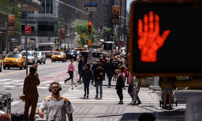 지난 25일(현지시간) 미국 뉴욕의 한 거리에서 사람들이 지나다니고 있다. AFP연합뉴스