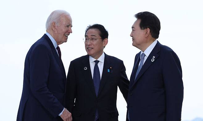 윤석열 대통령과 조 바이든 미국 대통령, 기시다 후미오 일본 총리가 지난 21일 히로시마 G7 정상회의장인 그랜드 프린스 호텔에서 열린 한미일 정상회담에서 대화를 나누고 있다. 대통령실 제공