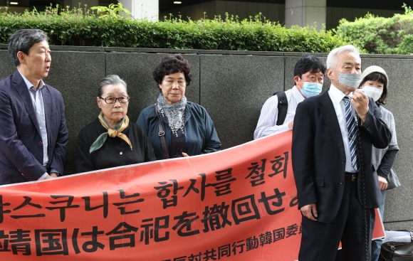 ‘한국인 야스쿠니 합사 취소 소송’ 패소 항의 집회 - 일본 야스쿠니신사에 유족 허락 없이 합사된 한국인을 빼 달라는 소송의 항소심에서 원고인 유족들이 패소한 26일 오구치 아키히코 변호사가 도쿄고등재판소 앞에서 열린 항의 집회에서 발언하고 있다. 2023.5.26 연합뉴스