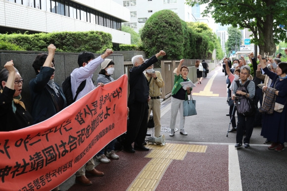 ‘한국인 야스쿠니 합사 취소 소송’ 패소 항의 집회 - 일본 야스쿠니신사에 유족 허락 없이 합사된 한국인을 빼 달라는 소송의 항소심에서 원고인 유족들이 패소한 26일 도쿄고등재판소 앞에서 열린 항의 집회에서 참가자들이 구호를 외치고 있다. 2023.5.26 연합뉴스