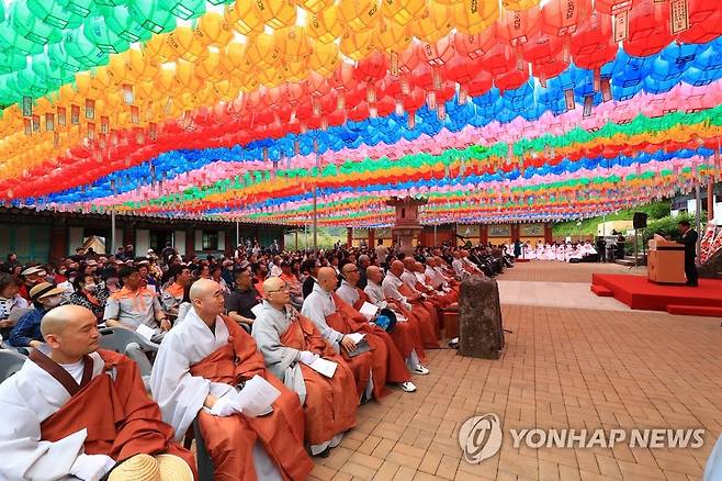 설악산 신흥사 법요식 (속초=연합뉴스) 이종건 기자 = 27일 대한불교 조계종 제3교구 본사 설악산 신흥사에서 부처님오신날 봉축 법요식이 열리고 있다. 
    2023.5.27 momo@yna.co.kr