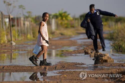 빈 물통 든 남아공 함만스크랄 지역의 한 소녀 [AP 연합뉴스, 재판매 및 DB 금지]