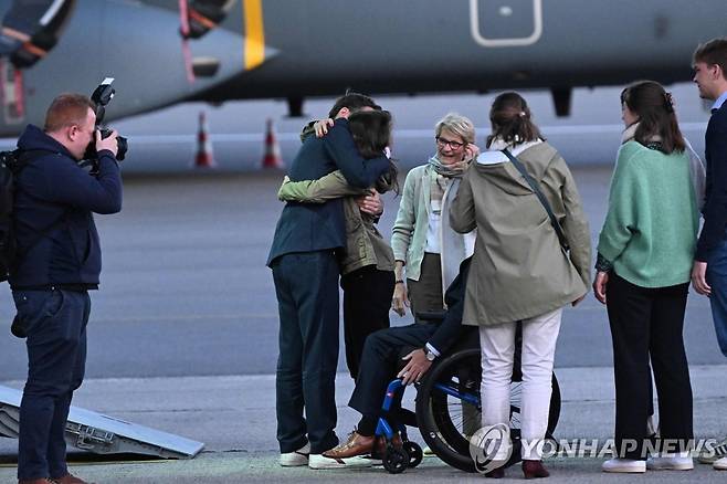 이란에 구금됐다가 풀려난 벨기에 활동가 (브뤼셀 AFP=연합뉴스) 이란에 구금됐다가 풀려난 구호 활동가 올리비에 판데카스테일러가 26일(현지시간) 벨기에 브뤼셀 인근 군 공항에서 가족들과 포옹하고 있다. 2023.5.27 photo@yna.co.kr