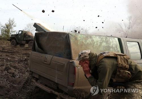 바흐무트 인근 전선의 러시아군 진지향해 포격가하는 우크라군 [AFP=연합뉴스 자료사진]