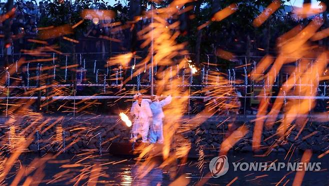 어둠 밝히는 함안 낙화놀이 (함안=연합뉴스) 김동민 기자 = 부처님오신날인 27일 오후 경남 함안군 무진정에서 2023 함안 낙화놀이가 진행되고 있다. 2023.5.27 image@yna.co.kr