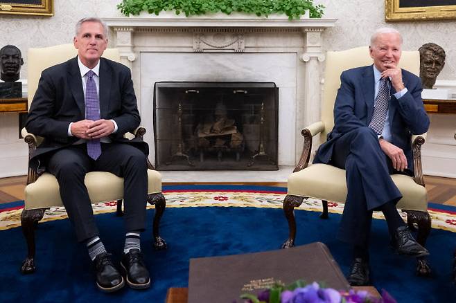 조 바이든(오른쪽) 미국 대통령과 케빈 매카시 하원의장. (사진= AFP)