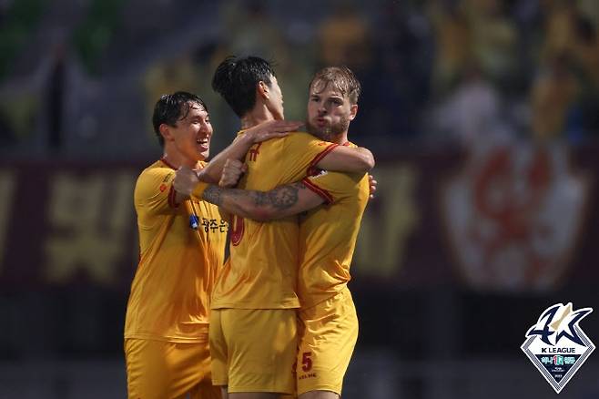 광주FC가 수원FC를 꺾고 8경기 만에 승리의 기쁨을 누렸다. 사진=한국프로축구연맹