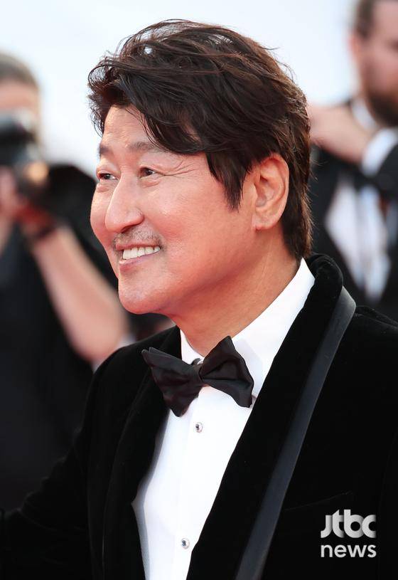 '제76회 칸 국제영화제'(Cannes Film Festival)의 마지막 일정인 페막식이 27일 오후(현지시간) 프랑스 칸 뤼미에르 극장에서 열렸다. 배우 송강호를 비롯해 올란도 블룸, 판빙빙, 에바 롱고리아, 브리 라슨, 스테이시 마틴, 아델 에그자르코풀로스, 안도 사쿠라와 고레이다 히로카즈, 쿠엔틴 타란티노 감독이 참석했다. 칸(프랑스) 박세완 엔터뉴스팀 기자 park.sewan@jtbc.co.kr (콘텐트비즈니스본부)