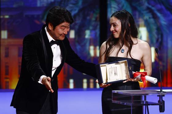 27일(현지시간) 개최된 제76회 칸국제영화제 폐막식에서 전년도 남우주연상 송강호가 올해의 여우주연상 시상자로 나서 수상자 메르베 디즈다르에게 축하를 건네고 있다. 〈사진=AFP·연합뉴스〉