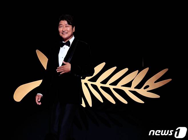 배우 송강호가 27일(현지시간) 프랑스 남부 칸 팔레 데 페스티벌에서 열린 제76회 칸 국제영화제 폐막식 시상자로 참석했다. ⓒ AFP=뉴스1
