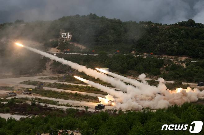 지난 25일 경기도 포천 승진과학화훈련장에서 열린 2023 연합·합동 화력격멸훈련에서 MLRS(M270, 다련장로켓)를 이용해 동시통합사격으로 진지를 초토화하고 있다. (국방부 제공) 2023.5.25/뉴스1