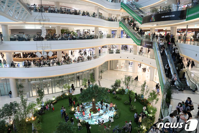 전국적으로 비가 내린 5일 서울 시내의 한 대형 쇼핑몰이 북적이고 있다. 2023.5.5/뉴스1 ⓒ News1 이승배 기자