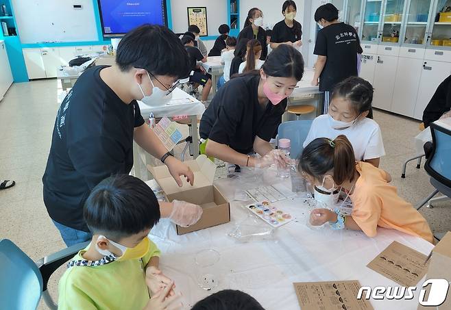 (청주=뉴스1) 이성기 기자 = 충북과학고등학교(교장 최동하)가 청주시 가덕면 기관·사회단체와 연계해 지역 초·중학생을 대상으로 다채로운 교육 기부 활동을 운영한다.(충북교육청 제공)/ 뉴스1