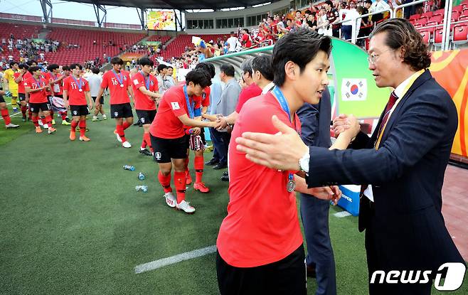 16일 오전(한국시간) 폴란드 우치 스타디움에서 열린 '2019 국제축구연맹(FIFA) U-20 월드컵' 결승전 대한민국과 우크라이나의 경기를 마친 이강인 선수가 김판곤 대한축구협회 부회장과 인사하고 있다. 한국 남자축구 사상 첫 국제축구연맹(FIFA) 주관 대회 결승 진출이라는 새로운 역사를 쓴 U-20 축구대표팀은 이날 경기에서 3:1로 패하며 준우승을 차지했다. 2019.6.16/뉴스1 ⓒ News1 박정호 기자