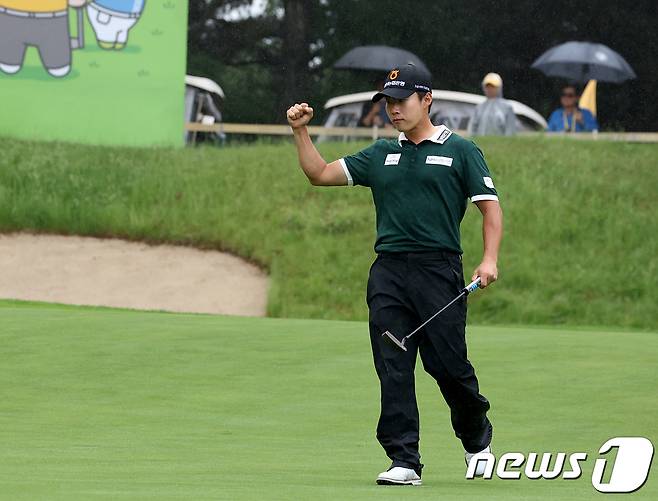 김동민이 28일 경기도 이천 블랙스톤 이천GC에서 열린 ‘KB금융 리브챔피언십' 최종라운드에서 18번홀 이글 퍼팅 성공 후 주먹을 불끈 쥐고 있다. (KPGA 제공) 2023.5.28/뉴스1