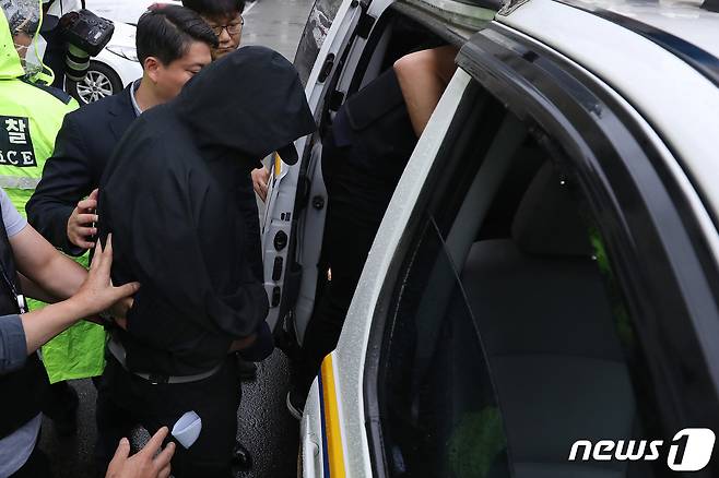 대구공항 착륙 중 항공기 비상문을 개방한 혐의(항공보안법 위반)로 긴급체포된 30대 남성 A씨가 28일 오후 대구 수성구 대구지방법원에서 열린 구속 전 피의자심문(영장실질심사)을 마친 뒤 법원을 나서고 있다. 2023.5.28/뉴스1 ⓒ News1 공정식 기자