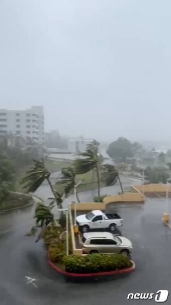 24일(현지시간) 괌 타무닝 소재 한 리조트 주차장에 심어진 나무들이 강풍에 한쪽으로 휩쓸리고 있다. 2023.05.24/ ⓒ 로이터=뉴스1 ⓒ News1 권진영 기자