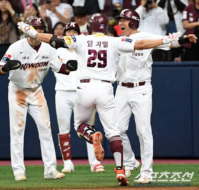 2023 KBO리그 키움 히어로즈와 롯데 자이언츠의 경기가 28일 고척스카이돔에서 열렸다. 8회말 2사 만루 키움 임지열이 만루포를 날린 뒤 환호하고 있다. 고척=박재만 기자pjm@sportschosun.com/2023.05.28/