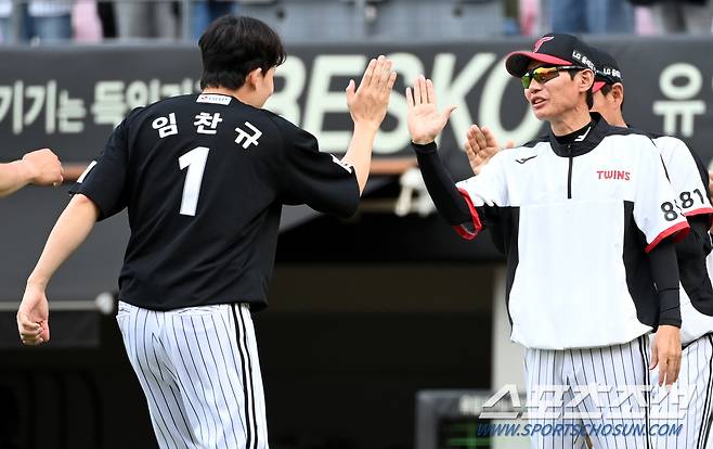 2023 KBO리그 LG 트윈스와 KIA 타이거즈의 경기가 28일 광주KIA챔피언스필드에서 열렸다. LG가 7대1로 승리했다. 경기 종료 후 승리투수 임찬규가 염경엽 감독과 하이파이브를 하고 있다. 광주=허상욱 기자wook@sportschosun.com/2023.05.28/