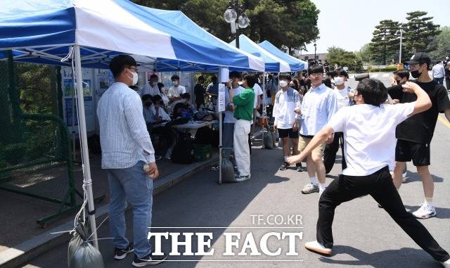 대학 축제가 '연예인 공연장'으로 바뀌면서 대학 간 다양성이 사라졌다는 비판도 나온다. 다만 장점도 새로운 문화로 존중해야 한다는 의견도 적지 않다. /이새롬 기자
