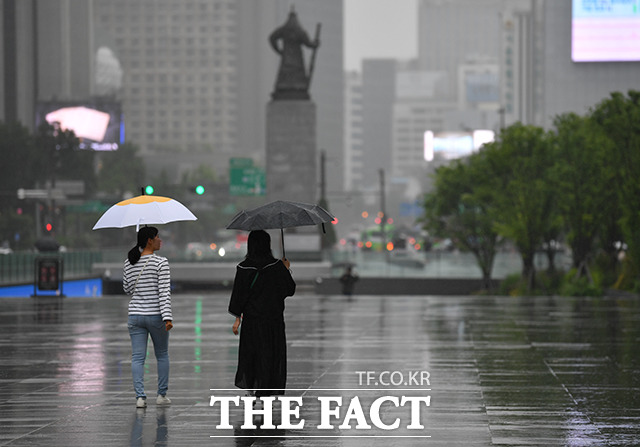 연휴 둘째 날인 28일 오전 서울 종로구 광화문광장 일대를 찾은 시민들이 우산을 쓰고 걷고 있다. /박헌우 기자