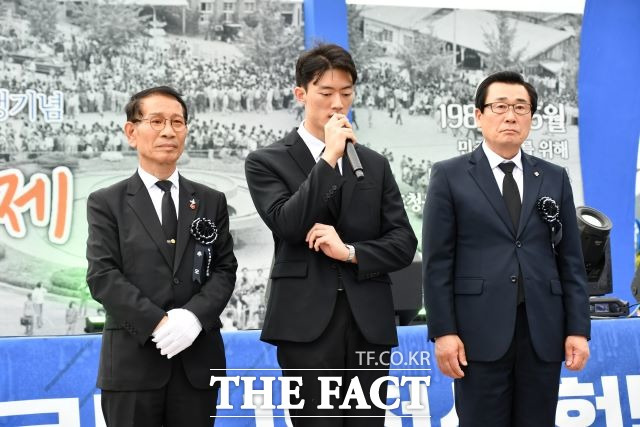 27일 오후 열린 5.18민중항쟁기념 부활제에서 전두환 전 대통령의 손자 전우원씨(가운데)가 황일봉 5·18민주화운동부상자회 회장(왼쪽), 정성국 공로자회 회장(오른쪽)과 함께 무대에 올라 시민들에게 사과하고 있다./광주=박호재 기자