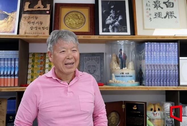 휴먼재단 사무실에는 엄 대장과 관련한 각종 패와 사진 등이 많이 전시돼 있다. 사진=허영한 기자 younghan@