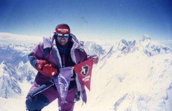 1999년 안나푸르나 정상에 섰을 때의 엄홍길 대장. 출처=엄홍길휴먼재단