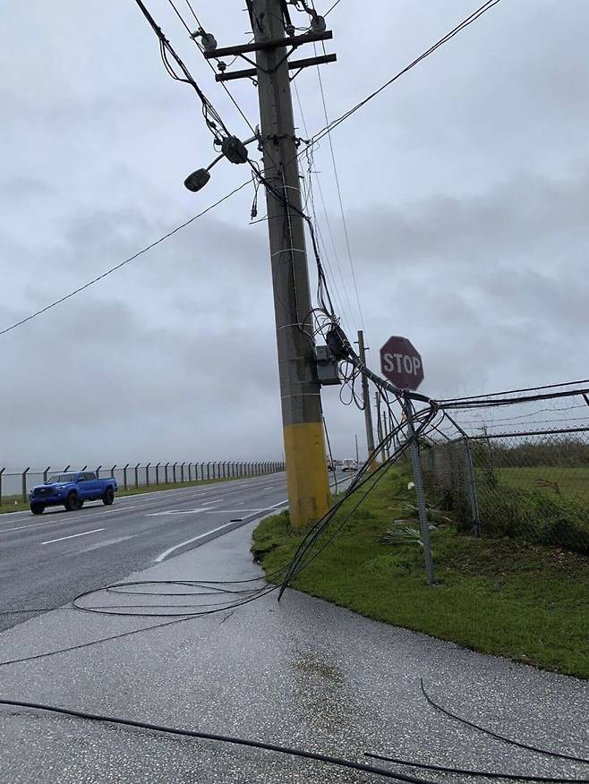 마와르로 전선이 끊긴 전봇대. 사진=AP [이미지출처=AP연합뉴스]