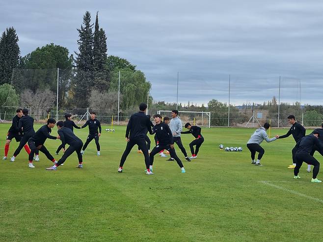 28일(한국 시각) 아르헨티나 멘도사의 클럽데포르티보 고도이크루즈 안토니오톰바 훈련장에서 U-20 축구대표팀이 3차전 감비아전을 대비한 마지막 공식 훈련을 하고 있다. /서유근 특파원