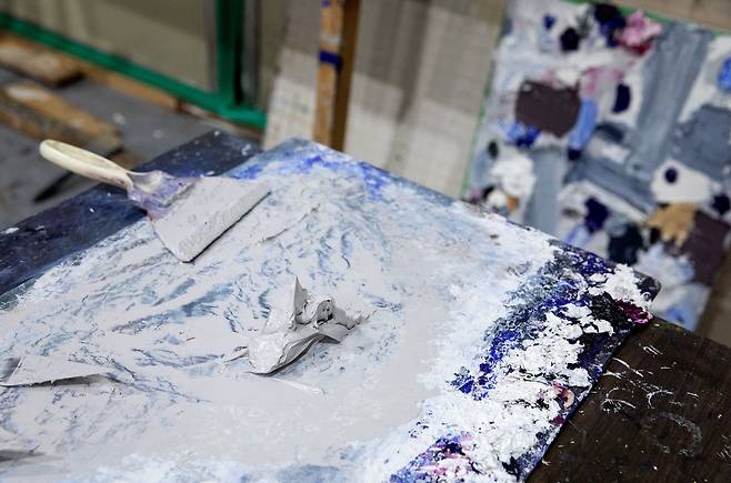 김근태 작가의 작업실 전경. 돌가루로 반죽하고 나서의 모습/조선DB