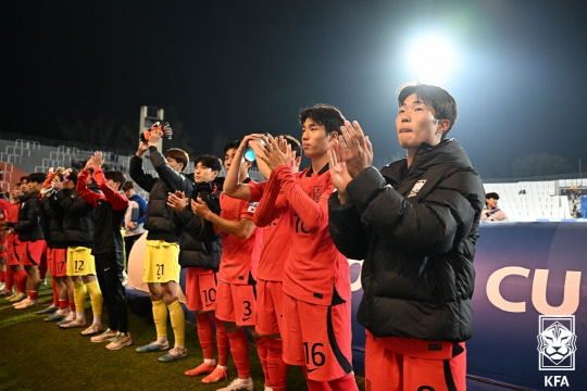 26일(한국시간) 아르헨티나 멘도사 스타디움에서 열린 2023 국제축구연맹(FIFA) 20세 이하(U-20) 월드컵 조별리그 F조 2차전 온두라스와의 경기에서 2-2 무승부를 거둔 대표팀 선수들이 관중석을 향해 박수를 치고 있다.   [대한축구협회 제공]