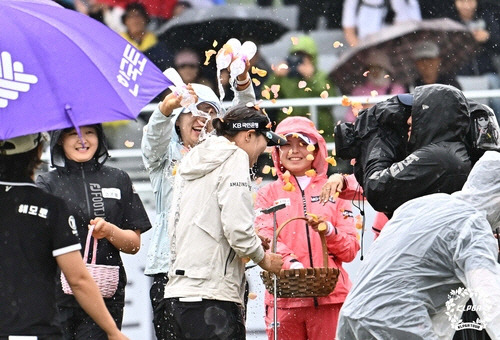 우승 후 축하를 받는 방신실. [KLPGA 투어 제공]