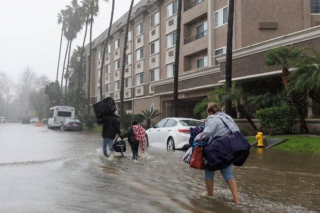 미국 캘리포니아주 샌디에이고에 폭우가 내려 차와 집에 물이 차오르고 있다. /사진=로이터뉴스1