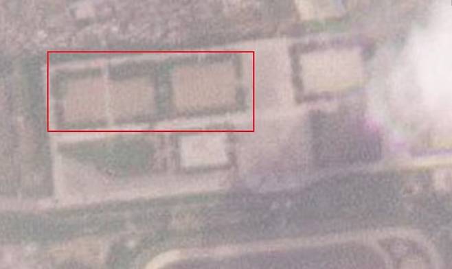 북한 열병식 훈련장을 촬영한 26일 자 위성사진. 훈련장 북서쪽 공터(사각형 안)의 차량이 모두 사라지고 없다. 사진=Planet Labs·VOA 홈페이지 캡처