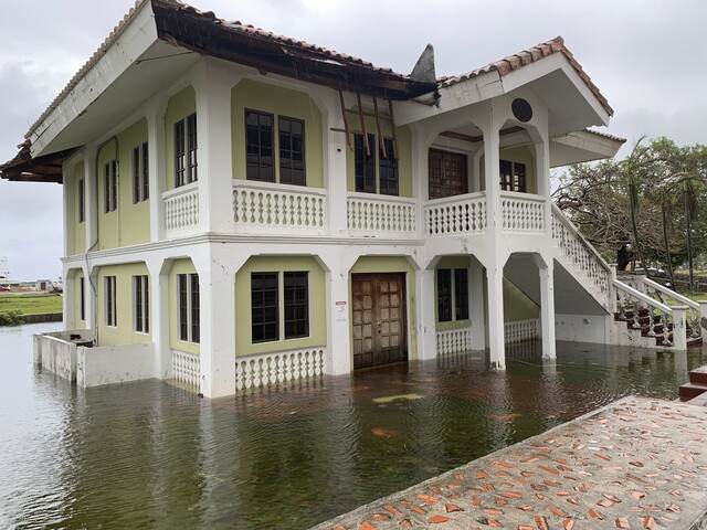 태풍 마와르로 물에 잠긴 괌의 한 주택. AP연합뉴스