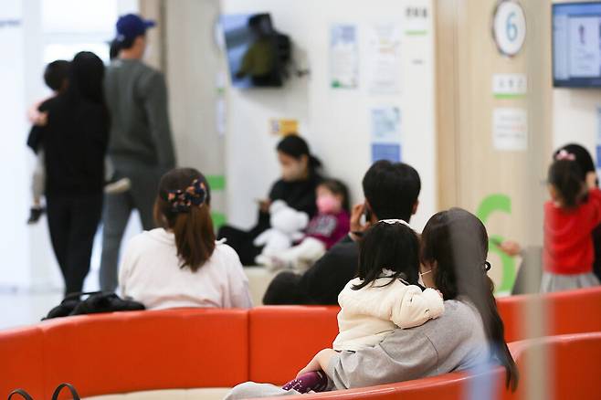 지난해 10월 서울의 한 병원에서 시민들이 대기하고 있다. 연합뉴스