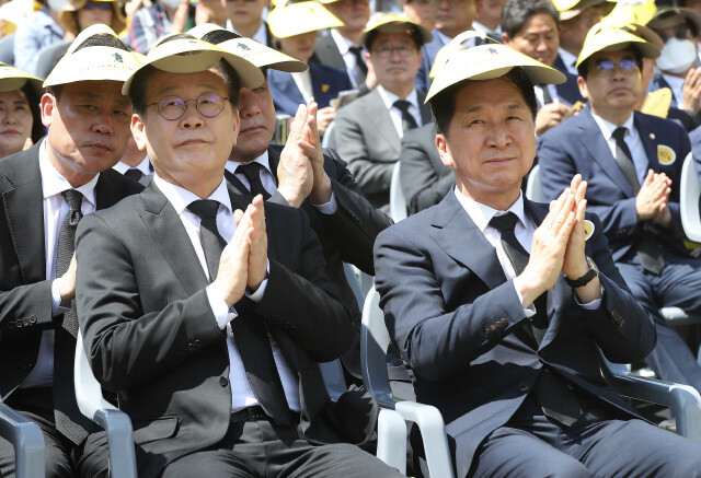 김기현 국민의힘 대표(오른쪽)와 이재명 더불어민주당 대표가 지난 23일 경남 김해시 봉하마을에서 열린 노무현 전 대통령 14주기 추도식에 참석해 있다. <한겨레> 자료사진