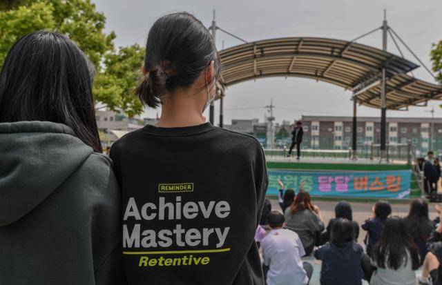 강원 원주시 북원중 학생들이 지난달 28일 '자율 복장의 날'을 맞아 자유로운 옷차림으로 '달달 버스킹' 무대를 관람하고 있다. 원주=안다은 인턴기자