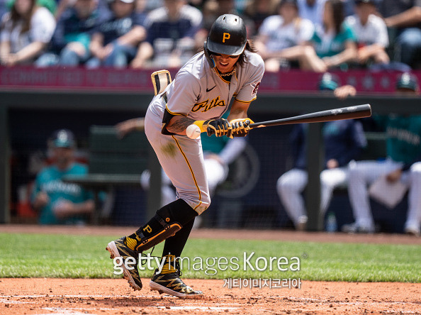 28일 열린 MLB 시애틀 매리너스와 피츠버그 파이리츠의 경기. 배지환이 첫 번째 타석에서 몸에 맞는 공을 기록하고 있다. 게티이미지