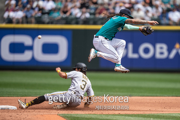 28일 열린 MLB 시애틀 매리너스와 피츠버그 파이리츠의 경기. 배지환이 2회 2루 도루를 시도하고 있다. 게티이미지