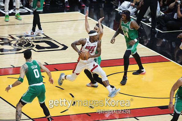 28일 마이애미 카세야 센터에서 열린 NBA 동부 콘퍼런스 파이널 6차전 마이애미 히트와 보스턴 셀틱스의 경기. 지미 버틀러(가운데)가 공격을 시도하고 있다. 게티이미지