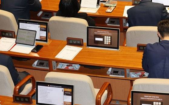 국회 본회의에서 ‘김남국 방지법’이 통과된 지난 25일 본회의장 내 김남국 의원석이 비어 있다. 연합뉴스