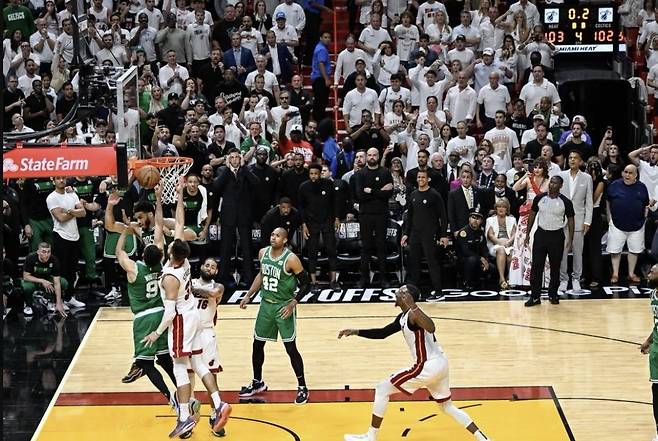 보스턴 데릭 화이트가 종료 0.1초 전에 버저비터 ‘팁 인’으로 경기를 뒤집었다. 사진 보스턴 SNS